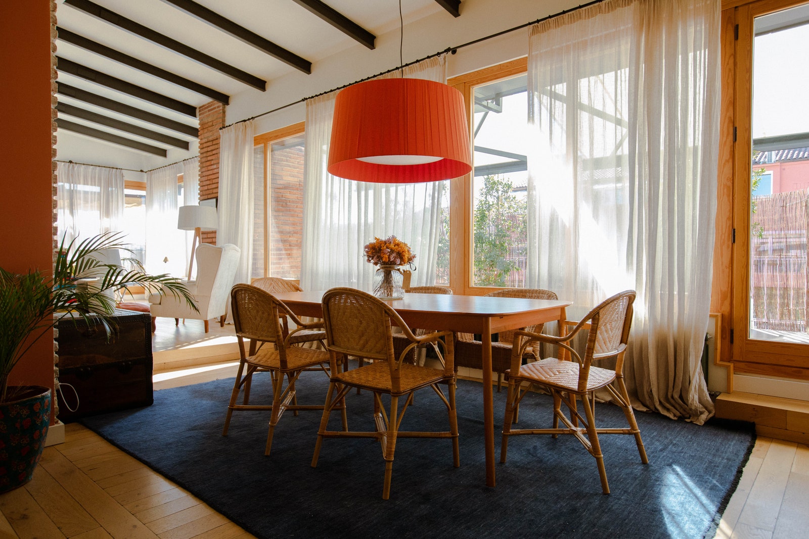 L'image contient peut-être des meubles, une chaise, un sol, une pièce en bois, à l'intérieur, une salle à manger en bois dur, un design d'intérieur et une table.