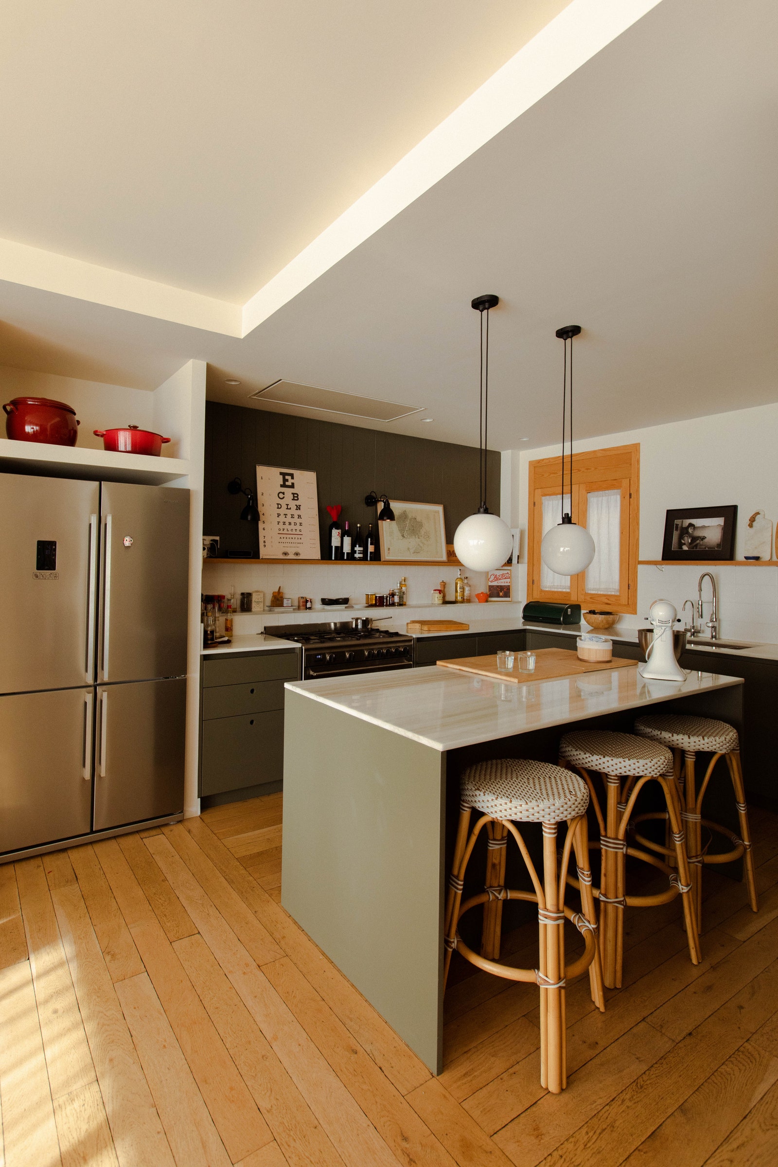 L'image peut contenir des meubles à l'intérieur de la pièce Appareils électroménagers Réfrigérateur Îlot de cuisine Tabouret de bar Design d'intérieur et cuisine