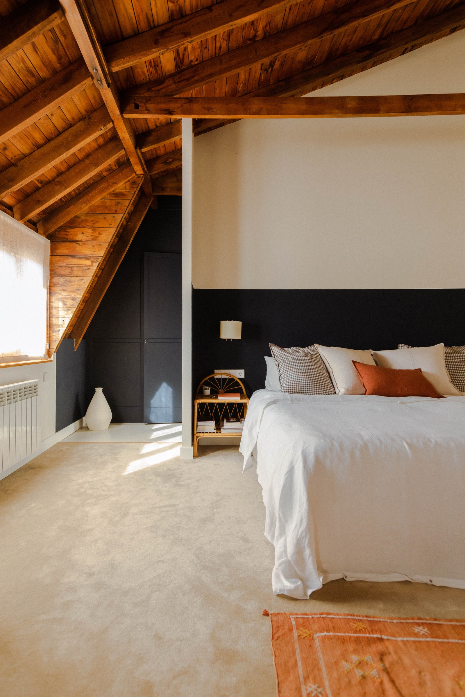 L'image peut contenir Logement Bâtiment Loft Intérieur Meubles Lit Grenier Design d'intérieur Pièce et chambre à coucher