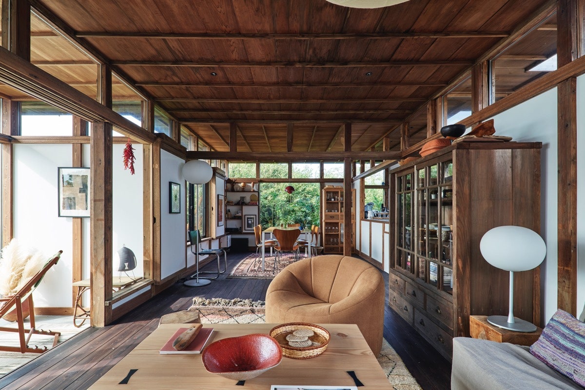 L'image peut contenir des meubles salon salle à l'intérieur bois canapé table design d'intérieur chaise sol et bois dur