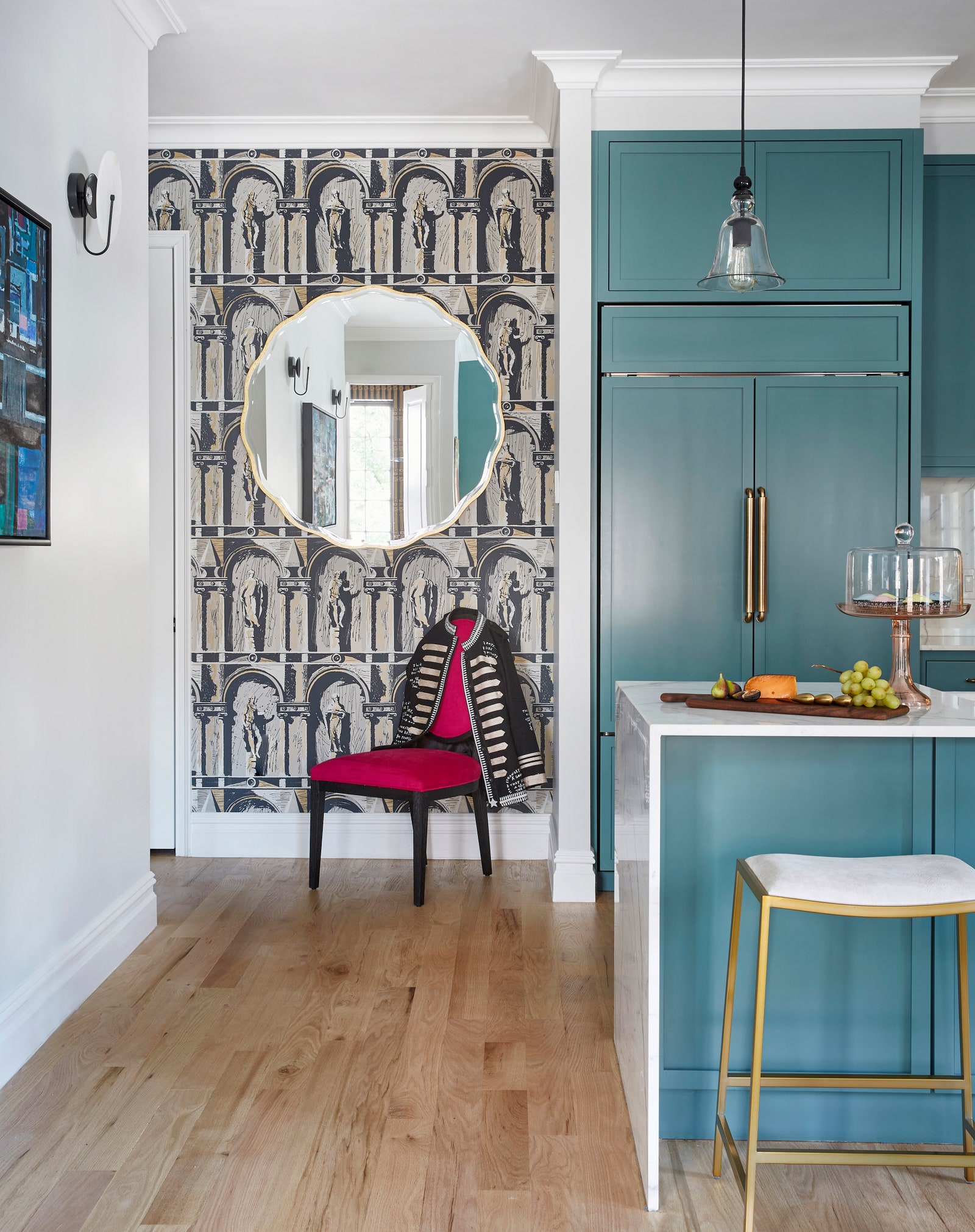 L'image peut contenir des meubles à l'intérieur de la chambre, chaise, tabouret de bar et bois.