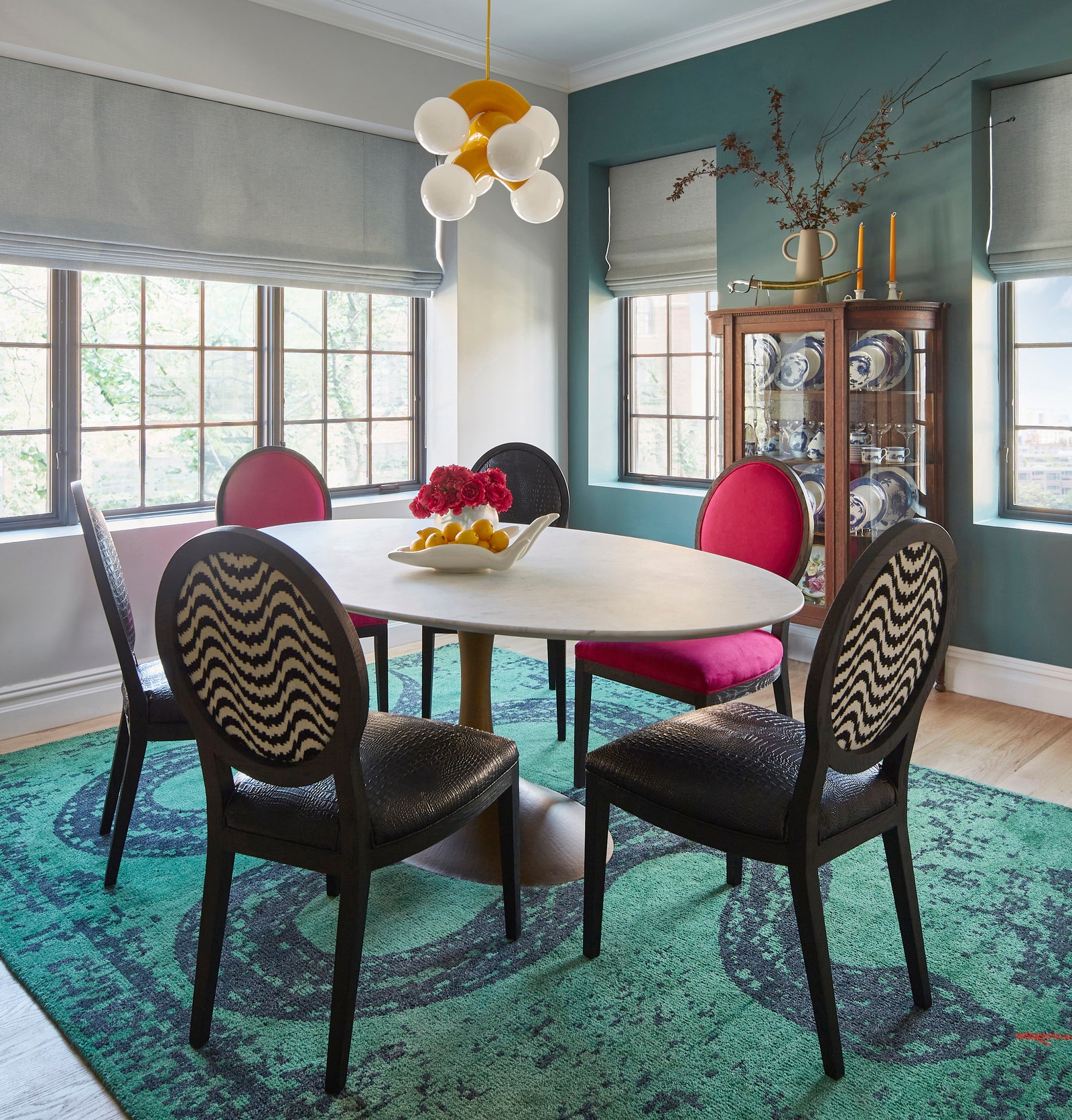 L'image peut contenir des meubles une chaise une salle à manger à l'intérieur un design d'intérieur un sol une salle à manger un salon et une décoration intérieure