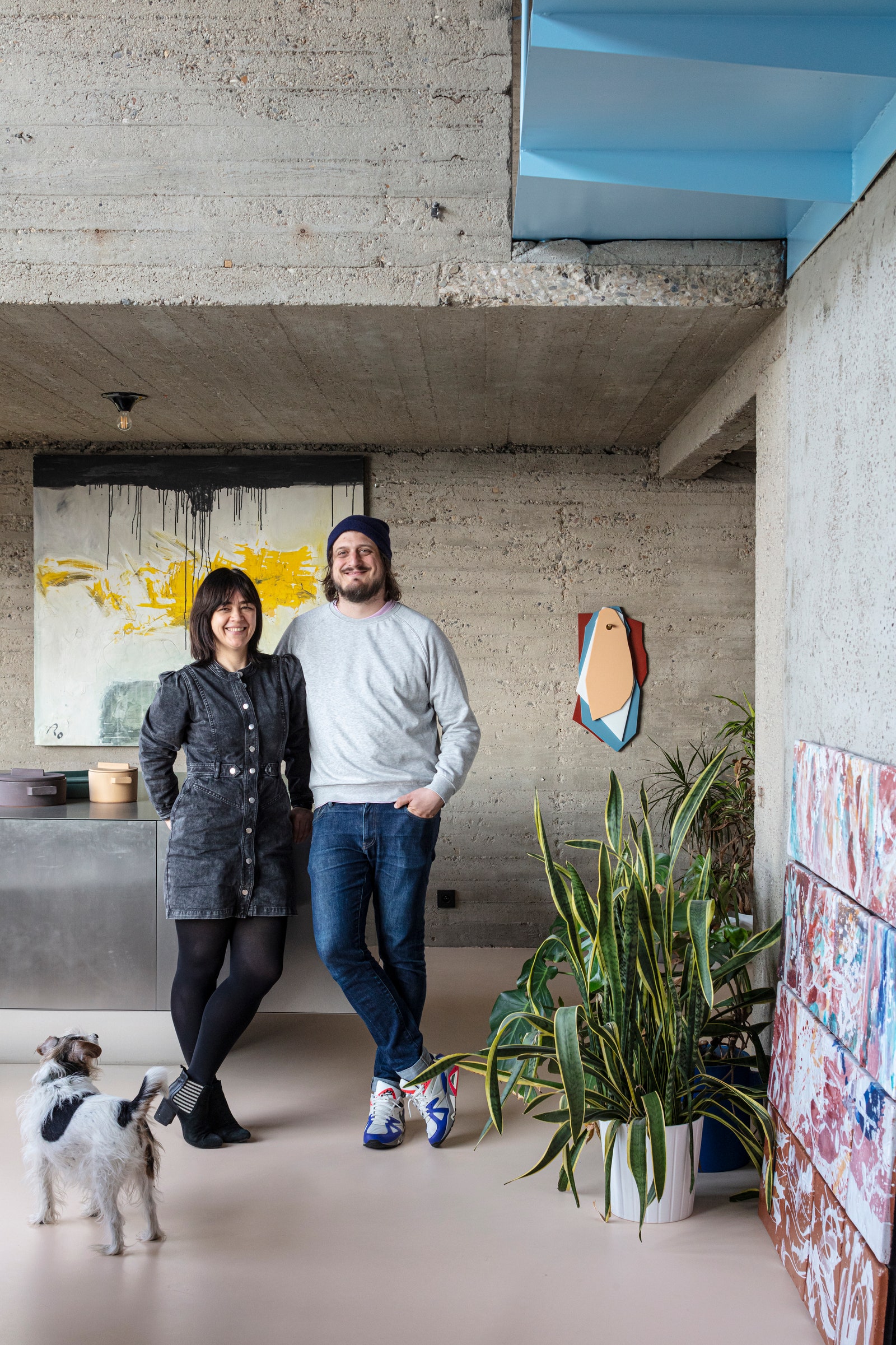 Bram Doris et Señor Peña sourient dans leur maison en béton.