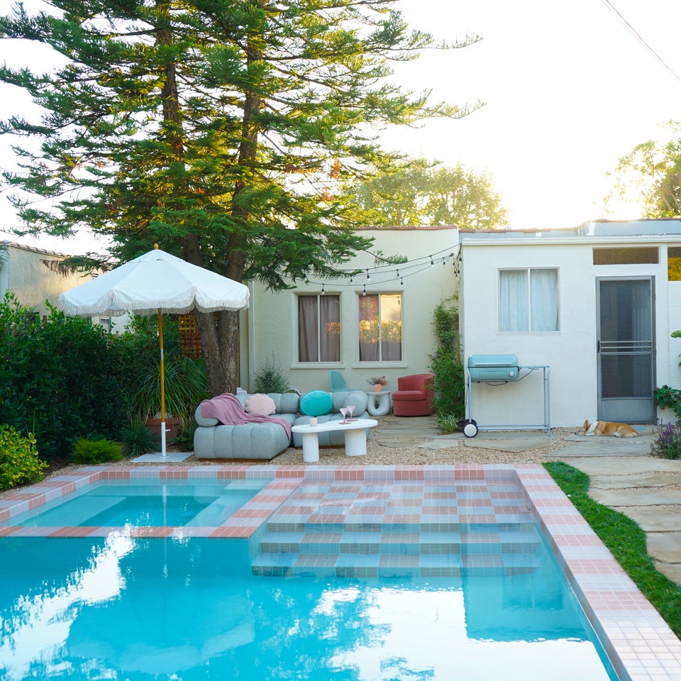 Vous aurez envie de plonger directement dans cette piscine à carreaux roses